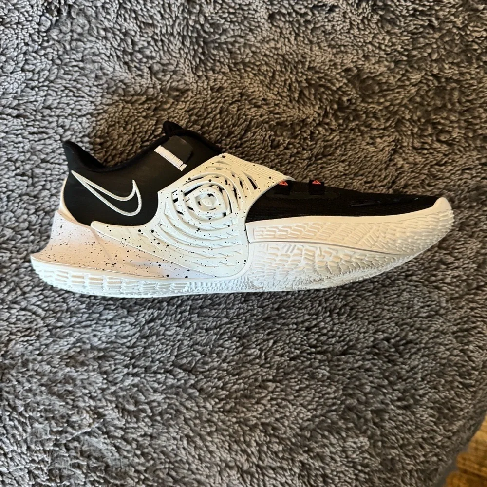 NIKE Men’s Kyrie Low 3 Shoes